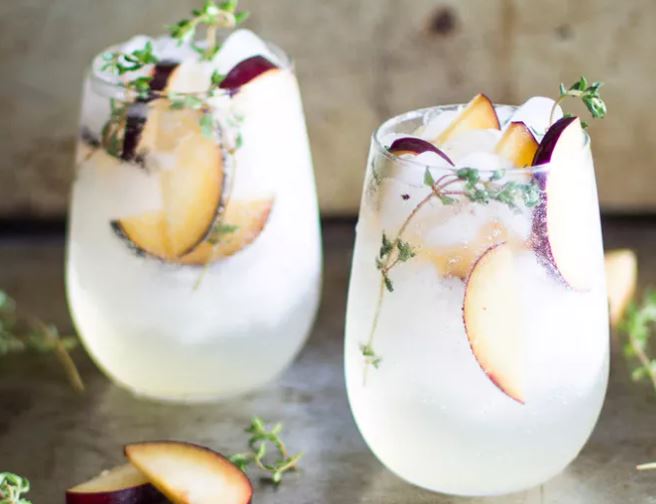 15 Easy And Delicious Fall Cocktails You Can Make At Home - Society19